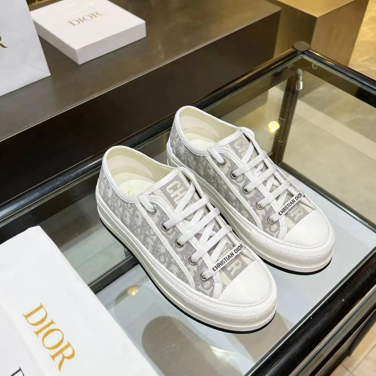 P520👟👟, Dijia's popular presbyopic thick-soled embroidery, the goddess model Dior's big hit in 2023, the upper inherits the classic presbyopic series, sheepskin lining, cowhide feet, rubber outsole is lightweight, the outsole is 5cm thick, allowing you to instantly grow your legs, super versatile, a must-have. Code number: 35-41 (34, 41, 42 can be customized) Tiger head series, black, gray, pink and blue, four colors